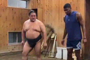 星空体育-八村塁与相扑士一起训练 网友：你又不是勇士的 没人在更衣室揍你