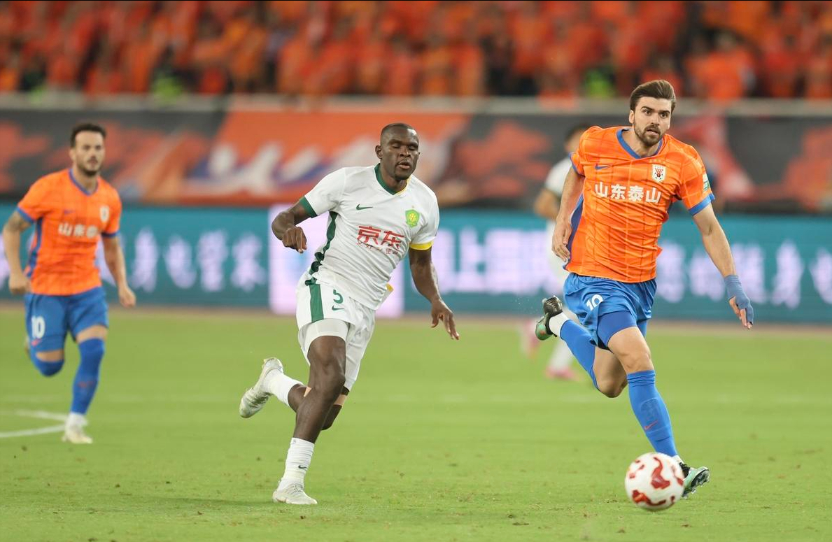 星空体育官网-0-6惨败，泰山队爆发6球，1人“大四喜”，献礼韩鹏，北京队第3败