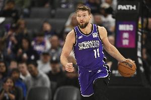 进攻咋回事？小萨博尼斯12投仅3中&amp;三分4中0拿到8分12板8助