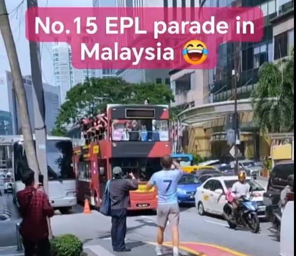 😥曼联在马来西亚进行巴士巡游，游行视频遭遇对手球迷无情嘲讽